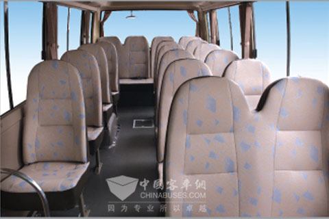 宽敞的车内空间，带来优雅旅行体验