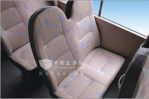 高靠背座椅，乘坐空间宽敞