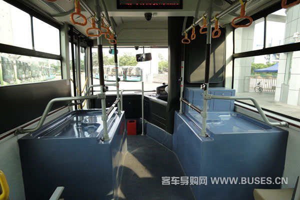 五洲龙客车FDG6101CNG低入口城市公交车内部