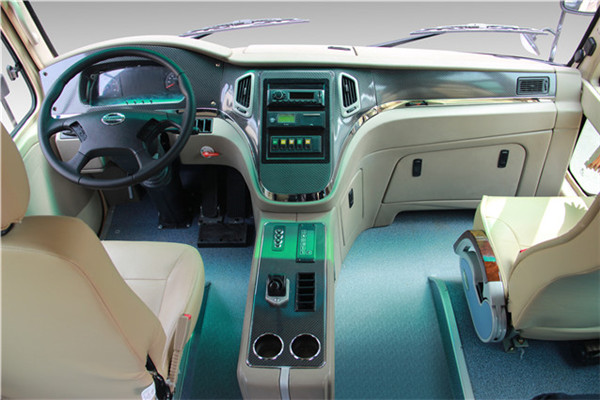 南京金龙NJL6806BEV11客车（纯电动24-31座）