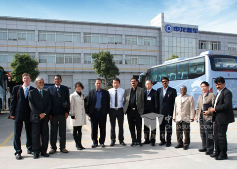 上海万耀企龙展览有限公司组织的印度公交采购团参观了申龙客车