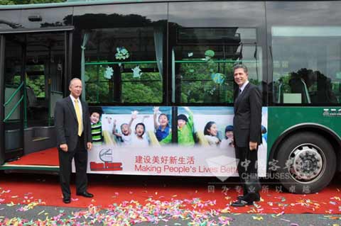 Daniels州长（左）与曹思德副总裁参观康明斯驱动的杭州国IV混合动力公交车