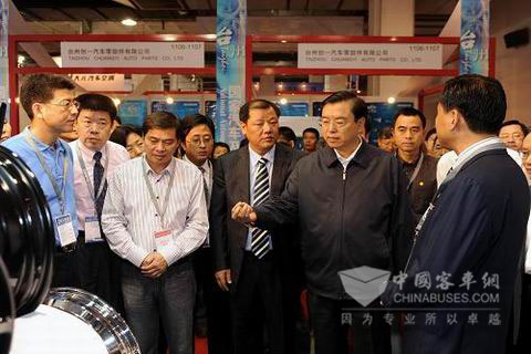 张德江参观第三届中国国际汽车零部件博览会