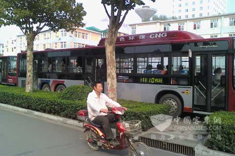 在石家庄主要大街上处处可见的新公交车
