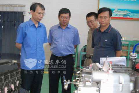 覃柳明（左一）在吴其伟(左二)陪同下考察玉柴产品