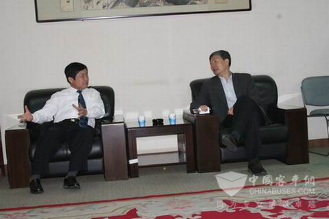 玉柴集团公司董事局副主席李天生(左)与华中科技大学校长李培根李培根洽谈校企合作事宜