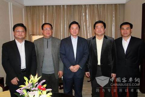 会见期间刘奇葆(中)与晏平(右二)等亲切合影
