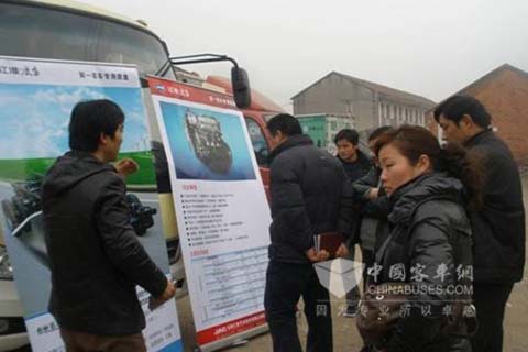 江淮底盘巡展—工作人员耐心讲解