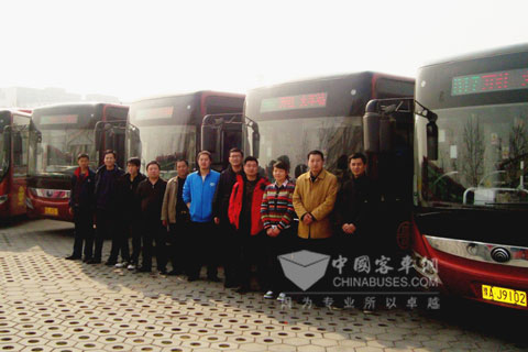 东风康明斯郑州公交专项服务小组的人员与郑州公交的客户在一起