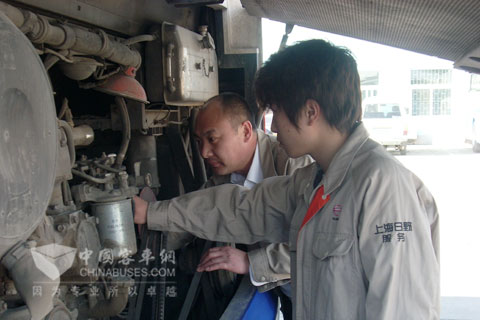 上海日野服务工程师检修发动机