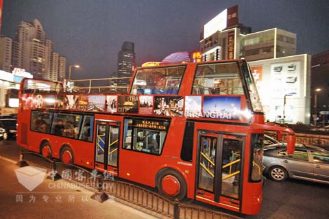 上海街头配装东风康明斯发动机的双层巴士