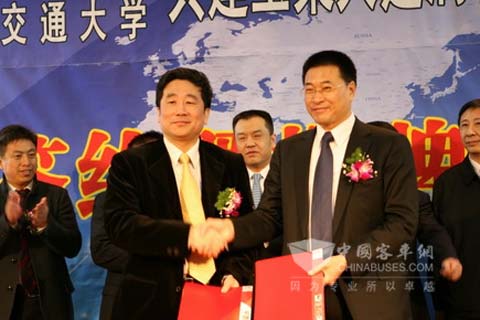 晏平(左)与葛继平(右)签署了合作协议