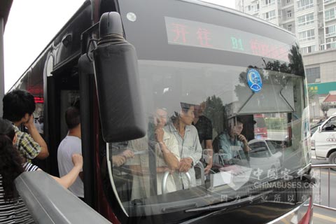 BRT公交车成为郑州很多市民出行的首选交通工具