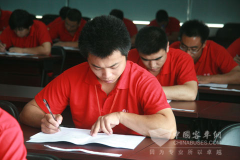 选手笔试进行中