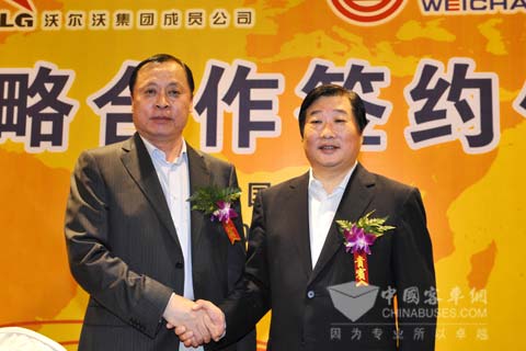 山东临工董事长兼首席执行官王志中、潍柴动力董事长兼CEO谭旭光