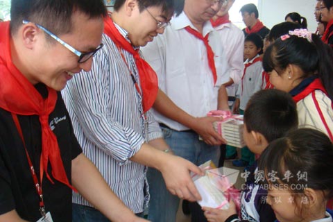 无锡康明斯向无锡胡埭中心小学上山分校捐赠图书