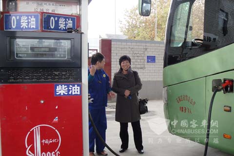 出车归来王师傅在加油站给车加油,加油站工作人员也称赞这个车省油