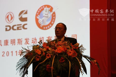 东风康明斯总经理黄乃旭在服务年会上发言