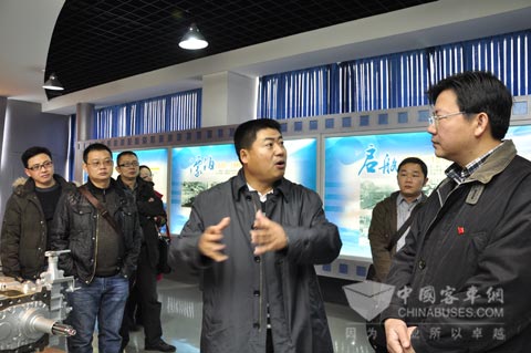 张守军董事长(前右二)在了解綦齿变速器技术发展