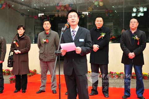 南京苏创汽车维修服务有限公司华建亭总经理在揭牌仪式上致辞