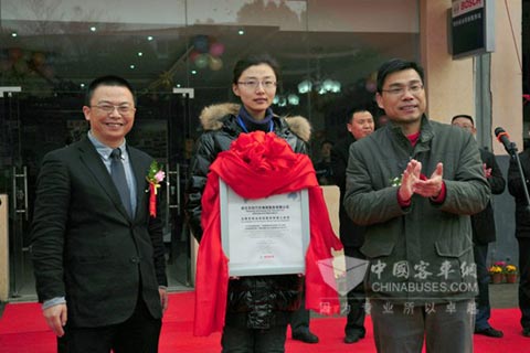 南京长客吉元海副总（右）、博世中国区网络发展部颜洪总经理（左）为服务站揭牌