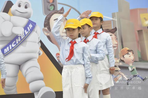 厦门金山民办小学的小交警们正准备进场表演交通安全手势操