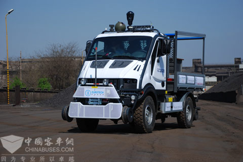 新型四驱陆轨两用车T-Rex采用了Bremach的T-Rex底盘技术,可以在铁路、普通公路和严峻的非公路路况下行驶。