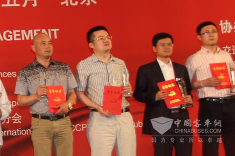 苏州驿力总经理陈海明先生（左二）上台领奖