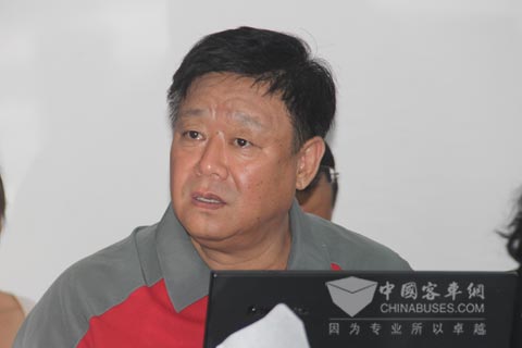 中国内燃机工业协会秘书长邢敏倾听记者提问