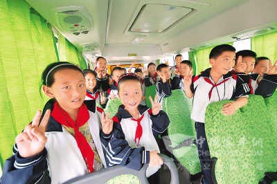 松涛玉柴希望小学学生们坐在玉柴捐赠的校车里