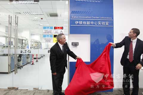 伊顿企业技术全球创新中心副总裁罗科睿(左)和亚太区总裁何钦鸿(左)为创新中心实验室揭牌