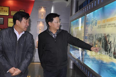 綦齿副总刘韶东陪同克拉玛依市石油客运公司总经理秦玉文（左一）在展厅参观