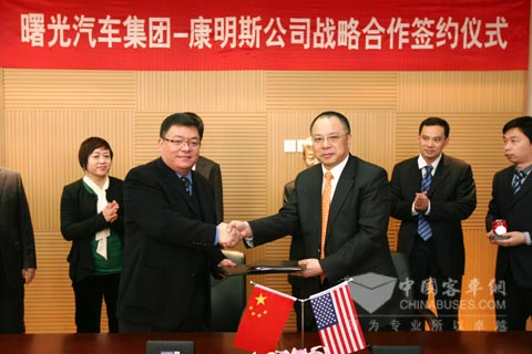 康明斯全球副总裁刘晓星（右）与曙光汽车副总裁李海阳（左）签署战略合作协议