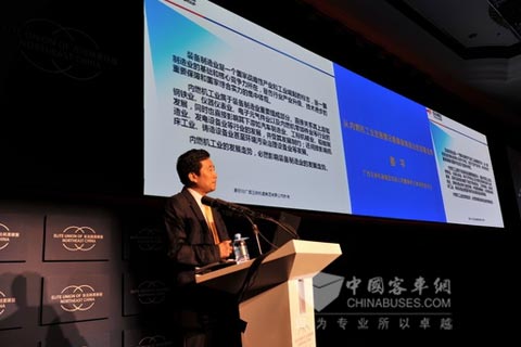 晏平在大会上做《从内燃机工业发展情况看装备制造兴业的发展走势》的报告