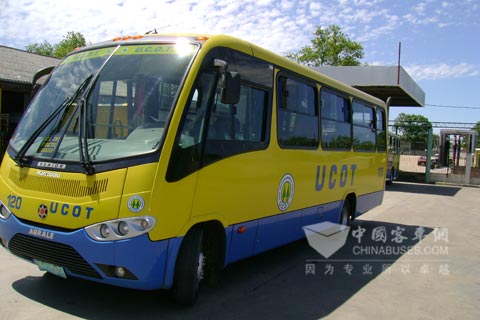 配置艾里逊2000系列变速箱的Agrale 9.2型客车在蒙得维的亚地区提供客运服务
