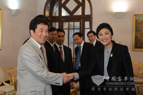 泰国总理英拉（右）与晏平交流