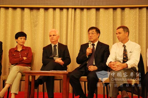 欧科佳（上海）汽车电子设备有限公司总经理张小平博士（右二）
