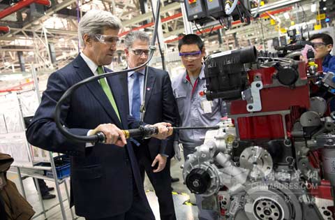 正在中国访问的美国国务卿克里参观福田康明斯发动机有限公司