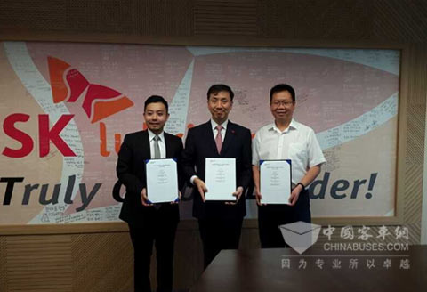 　龙蟠科技石俊峰董事长（右三）与SK集团负责人在签约现场