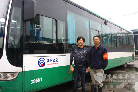 常州公交第三分公司机务科科长周鹏杰（左）与维修厂厂长蒋新华（右）