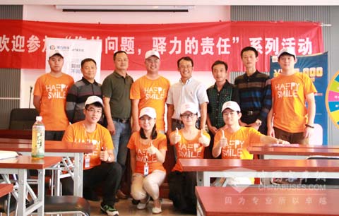 丁贤民经理(后排右三)与驿力科技工作人员合影