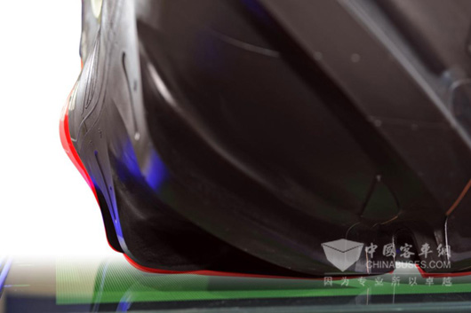 MICHELIN Ultraflex技术工作中:接地面加大、胎侧变形