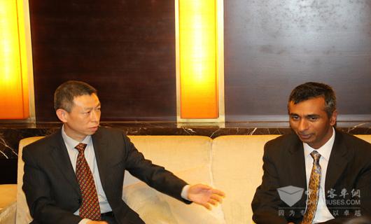 康明斯公司副总裁王宁（左）及康明斯全球客车市场总经理Kartik Ramanan